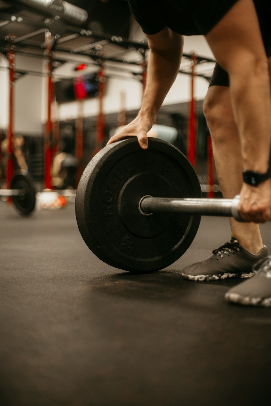 a-man-lifting-a-barbell-in-a-gym-fegujveehns